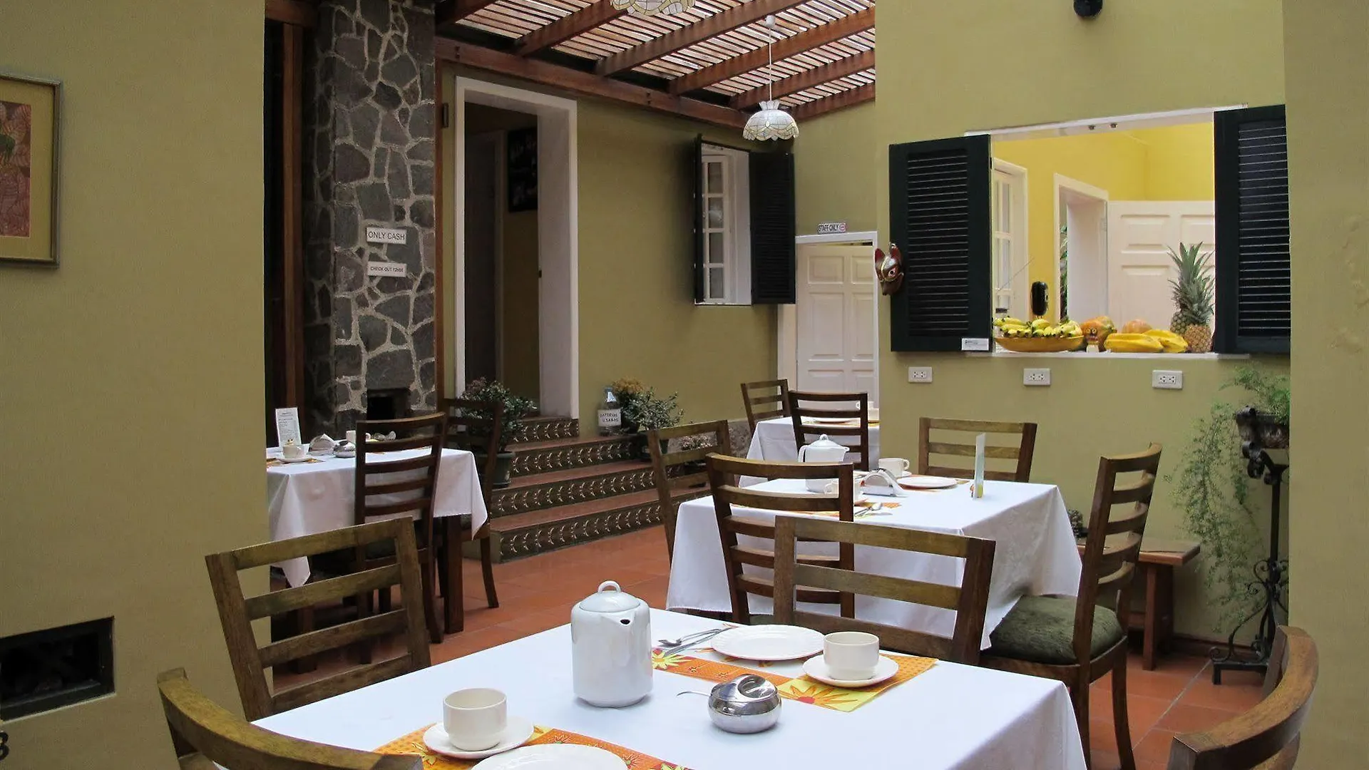 ***  Hotel Cayman Quito Ecuador